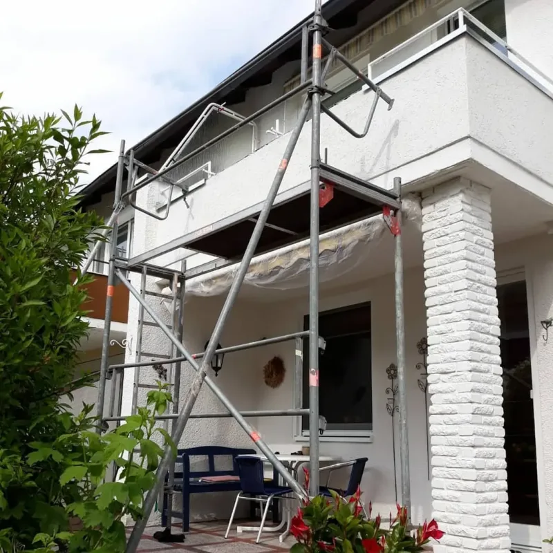 Eingerüsteter Balkon während der Sanierung