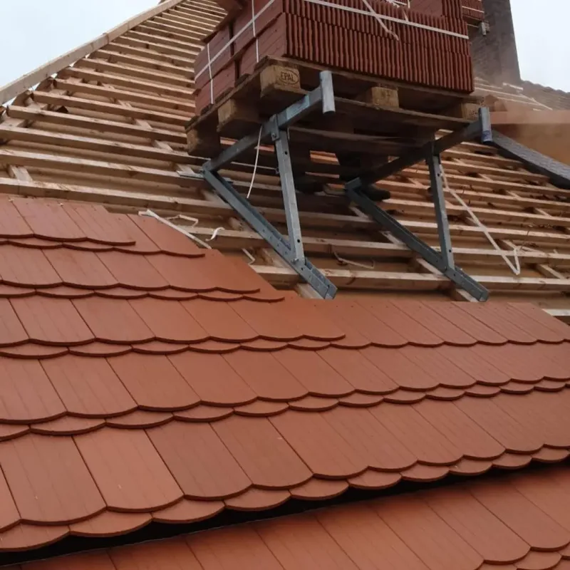 Rohbau einer Gaube über einer neu gedeckten roten Dachfläche