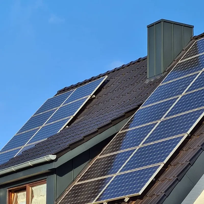 Dachfläche mit Photovoltaikmodulen zwischen den Ziegeln